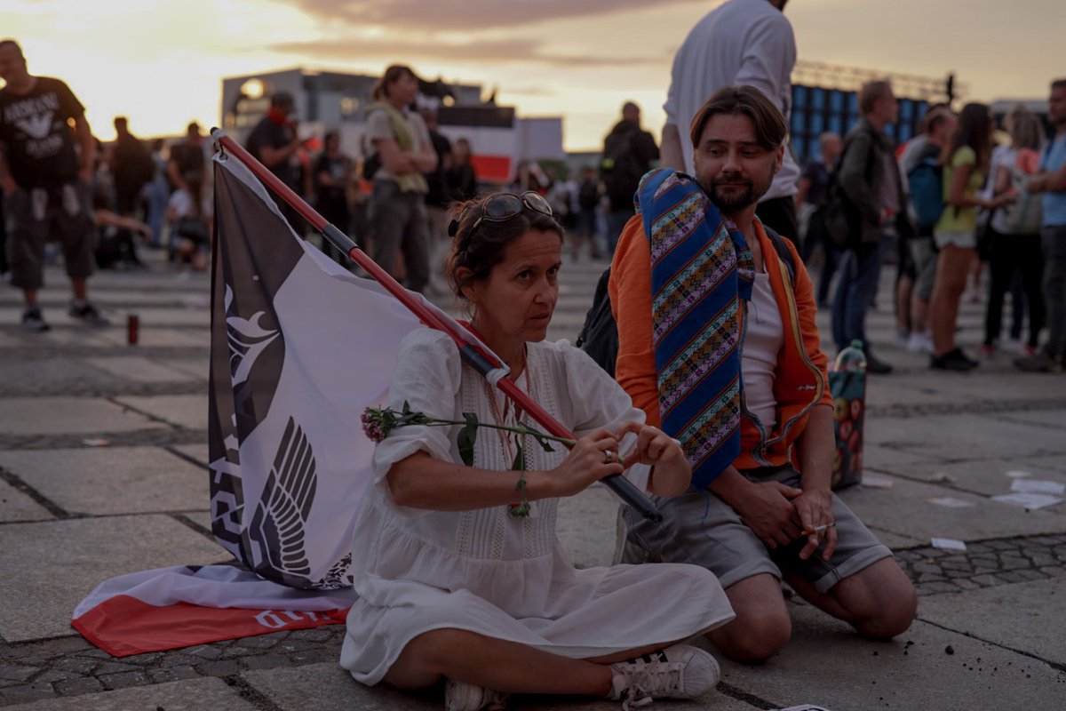 <p>Neo-Nazi forming a 'heart sign' with her fingers during the demonstration in front of Germany’s Reichstag in Berlin. <br> Photo: Daniel Etter 'Nazis mir Herz #Berlin2908 #b2808'. <br> Source: Twitter @DanielEtterFoto 29 August 2020</p>