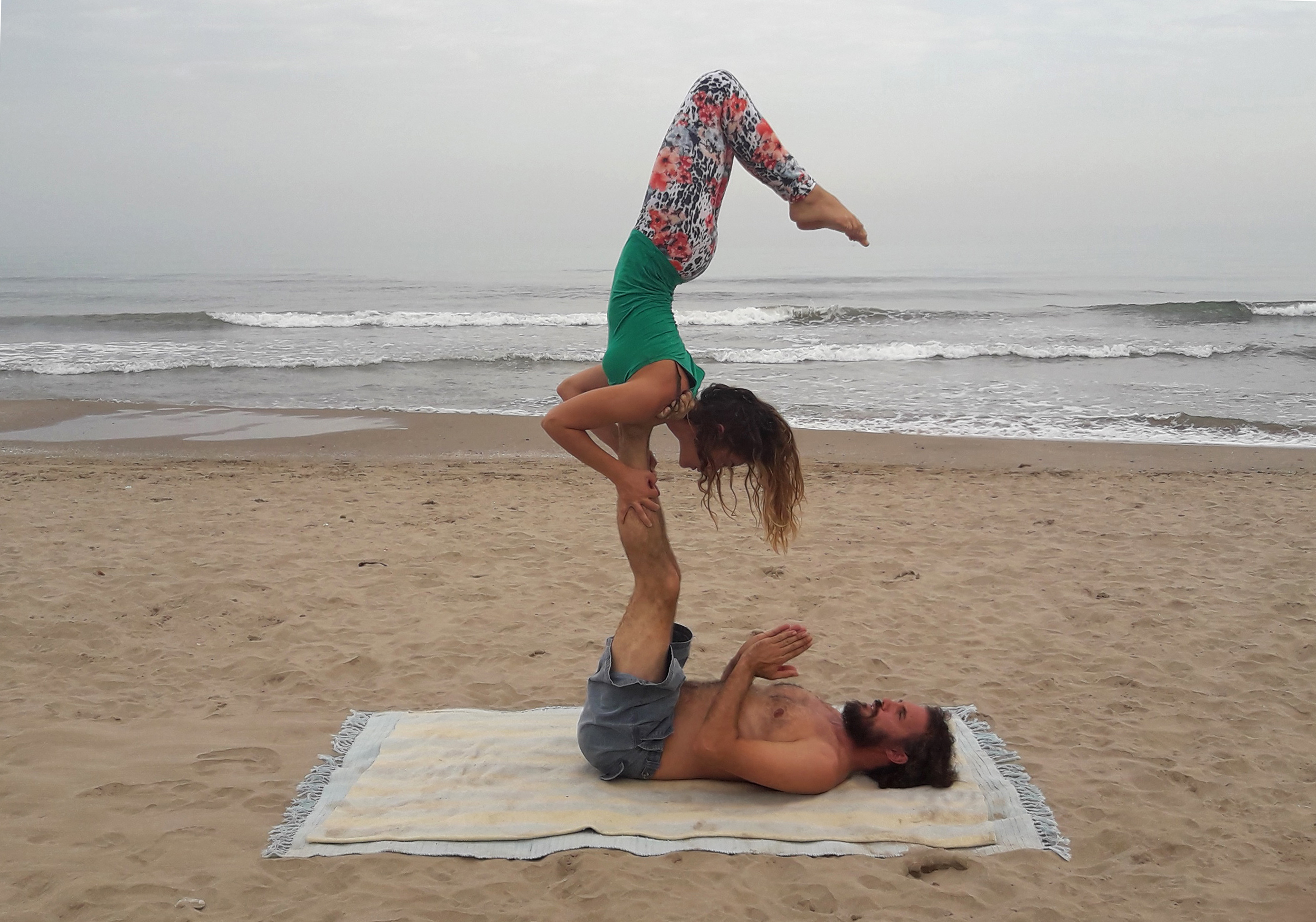 <p>Fernando Vizcaíno, leader of anti-mask movement in Madrid and former 9/11 conspirationist performing acroyoga. Source: fernandovizcaino.cultivarsalud.com</p>
